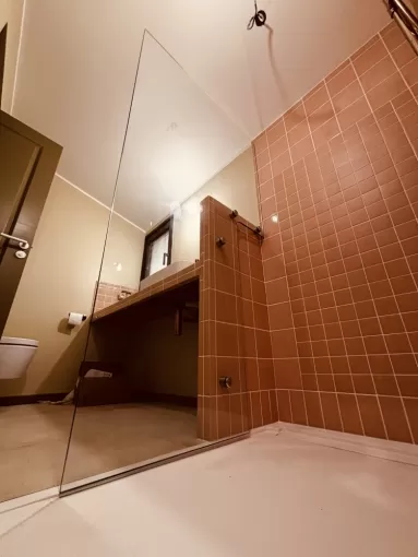 Pose paroi de douche sur mesure à Saint Maxime, Le Muy, FJ Plomberie