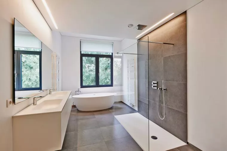 Faire rénover une salle de bain ancienne en ajoutant une double vasque et une douche italienne, Le Muy, FJ Plomberie